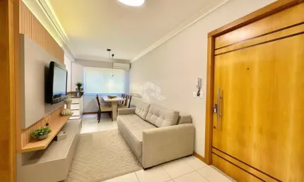 Apartamento com 02 dormitórios, sendo 01 suíte,  banheiro social, living integrado, finamente mobiliado e decorado, em Capão da Canoa/RS..