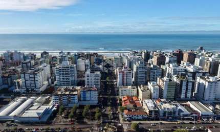 03 Dormitórios, 01 suíte, Sacada de frente, Mobiliado ,Leste/Norte, junto ao Mar e Praça Luiz Bassani, Capão da Canoa!