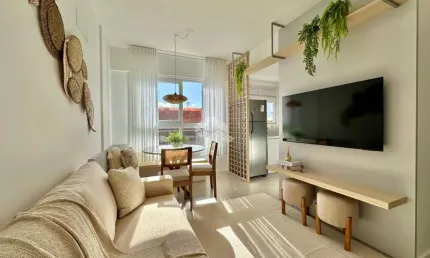 Apartamento de 01 dormitório/quarto fianmente mobiliado e decorado com sacada de frente, infra em capão da canoa!!