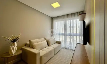 Apartamento moderno mobiliado e decorado, com 02 dormitórios, sendo 01 suíte, em Capão da Canoa/RS.