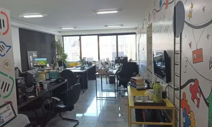 ANDAR INTEIROS DE SALAS NA RIACHUELO, CENTRO HISTÓRICO DE PORTO ALEGRE. RECEBE SAÇÃO.