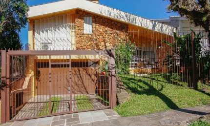 Casa de 03 dormitórios com 262m² de área privativa- Jardim Sabará