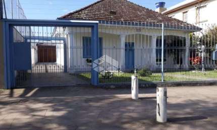 Casa Residencial dois dormitórios, garagem para doze carros, Galpão Criolo