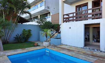 Casa 3 dormitórios, dependência completa, 3 vagas, piscina e linda vista.
