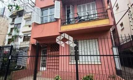 ÓTIMO APARTAMENTO TÉRREO À VENDA, COM 2 DORMITÓRIOS, 2 PÁTIOS, DEPENDÊNCIA DE EMPREGADA E BANHEIRO AUXILIAR, NO BAIRRO RIO BRANCO
