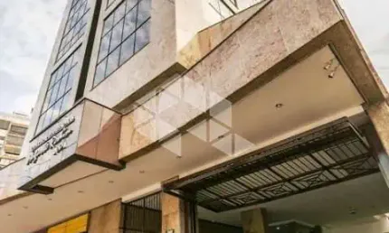 ÓTIMA SALA/CONJUNTO COMERCIAL DESOCUPADO NA AVENIDA CARLOS GOMES, BAIRRO PETRÓPOLIS, COM 1 VAGA DE GARAGEM, PORTARIA E ELEVADORES