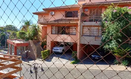Casa ampla de três dormitórios em condomínio com infraestrutura completa