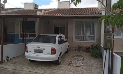 Casa no bairro Hípica, com 2 dormitórios e 2 vagas cobertas, em condomínio fechado com ótima infraestrutura.