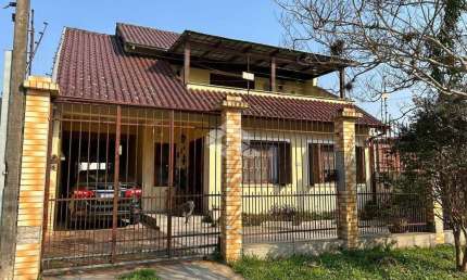 Casa especial  com três dormitórios, pátio com piscina, completo lazer