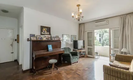 Apartamento no bairro auxiliadora com 125 m2 privativos,  3 dormitórios, ampla sala com sacada , cozinha e dependência de serviço separada