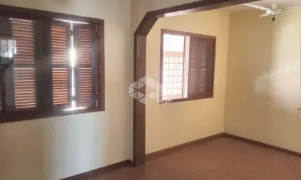 Casa de 3 dormitórios reformada, 62 m2 com 1 suíte, 1 vaga garagem coberta