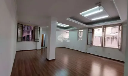 Apartamento 03 dormitórios com peças amplas e revitalizado no centro histórico.
