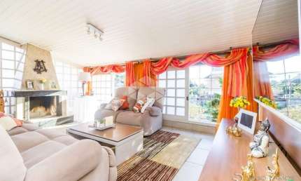Magnífica residência com duas suítes, sauna, lareira, churrasqueira e piscina.