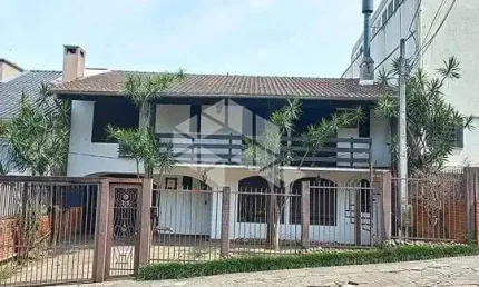 Casa estilo Retrô à venda na Mário totta com 5 quartos, suíte, pátio, lareira e churrasqueira.