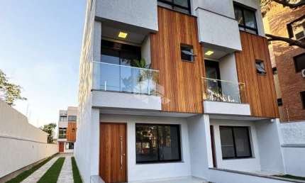 CASA EM CONDOMÍNIO COM 03 SUÍTES E 02 VAGAS DE GARAGEM NA TRISTEZA.