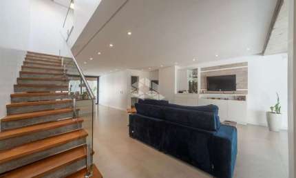 Casa de 03 dormitórios com suítes e piscina em ipanema