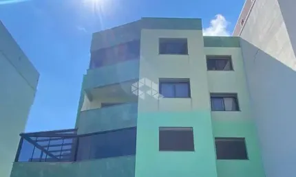 Apartamento com dois quartos, varanda com vista ampla, sala de estar, cozinha americana, área de serviço, banheiro  e duas vagas de garagem.