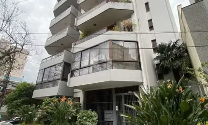 Apartamento semimobiliado com 3 dormitórios e 2 vagas, no bairro Exposição em Caxias do Sul