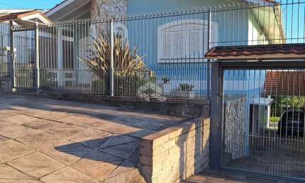 Casa com 03 dormitórios no bairro Colina Sorriso em Caxias do Sul