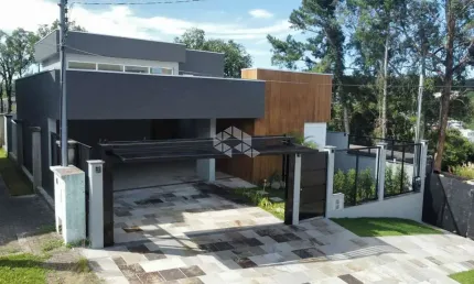 Casa Alto Padrão  em Construção com 03 suites no Bairro Colina Sorriso em Caxias do Sul .