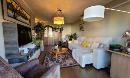 Apartamento semimobiliado com 3 dormitórios sendo 1 suíte + dependência de empregada com 02 vagas no bairro Rio Branco em Caxias do Sul