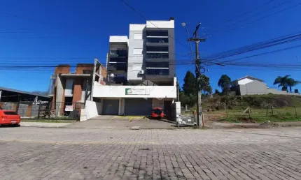 Apartamento semimobiliado, com 63m², 2 dormitórios, 1 banheiro, sacada fechada, churrasqueira, 1 vaga de garagem estendida, Bairro Desvio Rizzo em lu