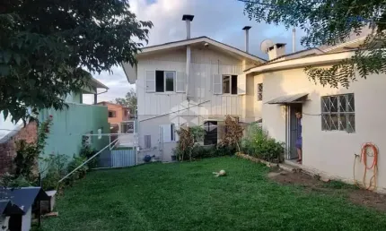 Vendo: Casa de dois pisos, 135m2, terreno de 396m2, com duas moradias, cinco quartos, dois banheiros, duas cozinhas, duas áreas de serviço,.