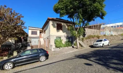 Casa mista no Bairro Rio Branco(área nobre) ,com 3 dormitórios, sala, cozinha, sacada, porão, pátio grande,  para moradia e ponto comercial.