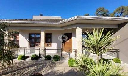Excelente casa com 03 dormitórios sendo 01 suíte, piscina e 04 vagas de garagem
