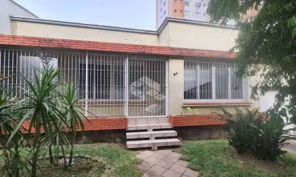 Casa à venda no bairro Panazzolo, com dois pavimentos e terreno de 360m²