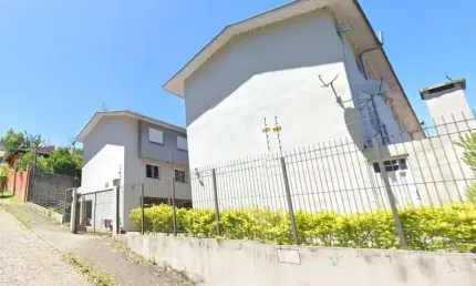 Sobrado triplex com  02 dormitórios e duas vagas cobertas no  bairro charqueadas em caxias do sul .