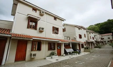 Sobrado de 2 quartos 1 vaga, 1 suíte no Bairro Teresópolis em Porto Alegre