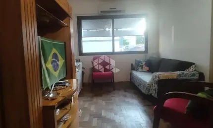 Apartamento de 2 quartos com dependência no bairro Manini Deus.