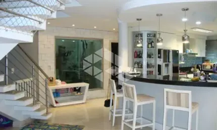 Linda casa em condomínio 04 suites, 207m² privativos com duas vagas lado a lado