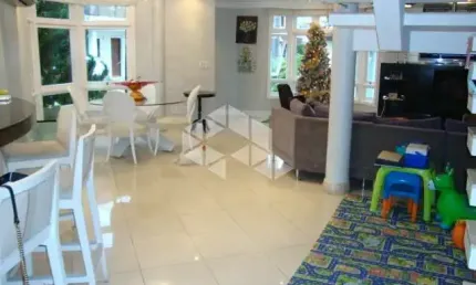 Bela casa em condomínio 04 suites, 207m² privativos com duas vagas lado a lado