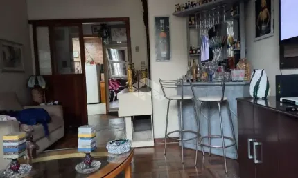 Apartamento na Av. Alberto Bins próximo a Santa Casa