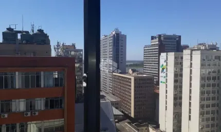Sala comercial no Centro Histórico, andar alto, portaria 24 horas, 46,38 privativos.