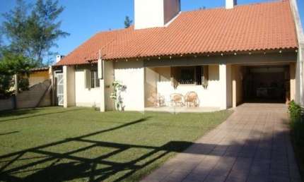 Linda casa de 03 dormitórios com 135m² privatios, lareira, dois banheiros, cinco vagas garagem