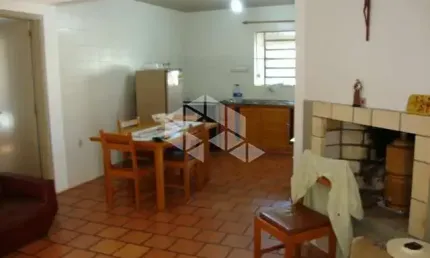 Bela casa de 03 dormitórios com 135m² privatios, lareira, dois banheiros, cinco vagas garagem