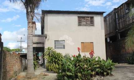 Terreno com 11x55 tendo uma casa ampla. Estrutura em alvenaria.
