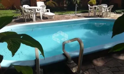 Belíssimo sobrado à venda de cinco dormitórios no bairro Guarujá.