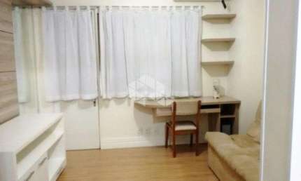 Apartamento com 1 quarto mobiliado no Centro histórico em Porto Alegre.