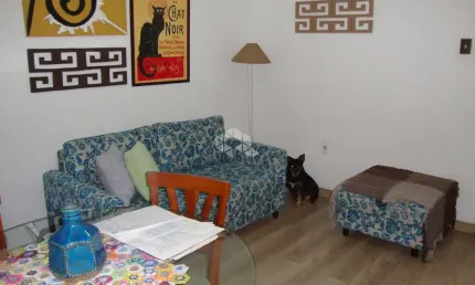apartamento térreo de frente com 02 dormitórios na Azenha em Porto Alegre