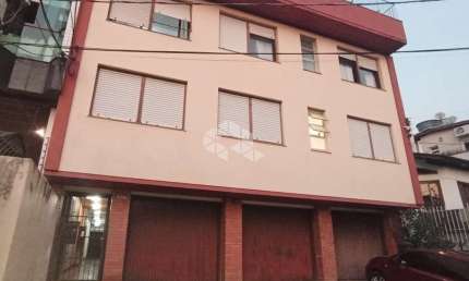 Apartamento térreo com pátio de 2 quartos no Bairro Mont Serrat