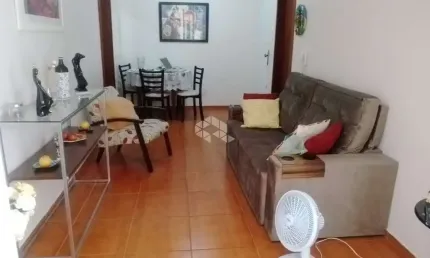 Apartamento de dois quartos e pátio no bairro Teresópolis em Porto Alegre/RS