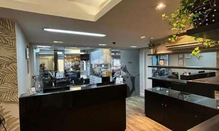Ampla sala comercial com 163 m2 na Rua da Praia/ Andradas em Porto Alegre RS