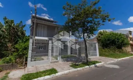 Casa sobrado de 2 quartos, churrasqueira e piscina em canoas