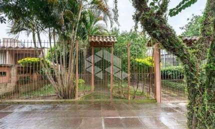 Casa  2 dormitórios com 1 suíte para venda  no bairro Tristeza em Porto Alegre/RS.