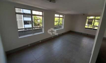 Sala em conjunto comercial para venda na Cidade Baixa.