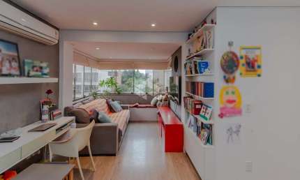 Aconchego, Espaço e Luz Natural: Apartamento com Suíte e Lareira em Localização Privilegiada
